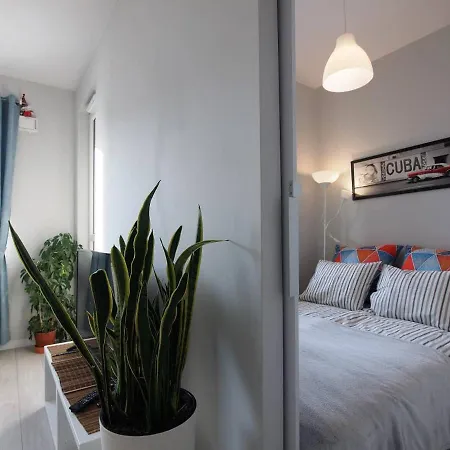 Airport Blue Lägenhet *